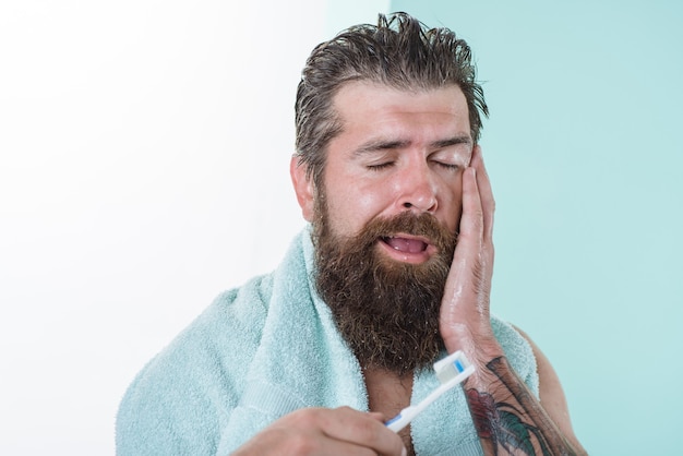 Homme Barbu Avec Brosse à Dents Soins Dentaires Brosse à Dents Routine Matinale