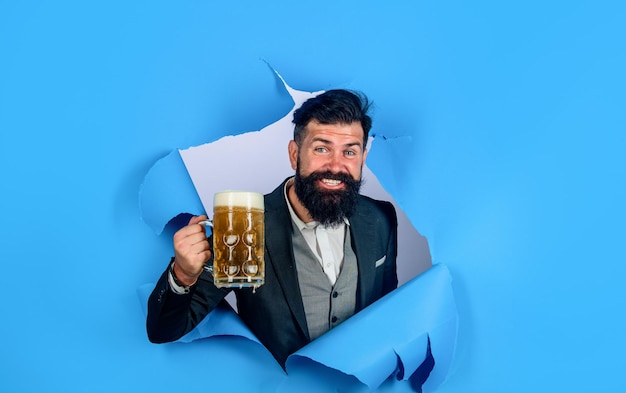 Homme barbu buvant de la bière homme élégant avec barbe tenir chope de bière lager oktoberfest et bière brune