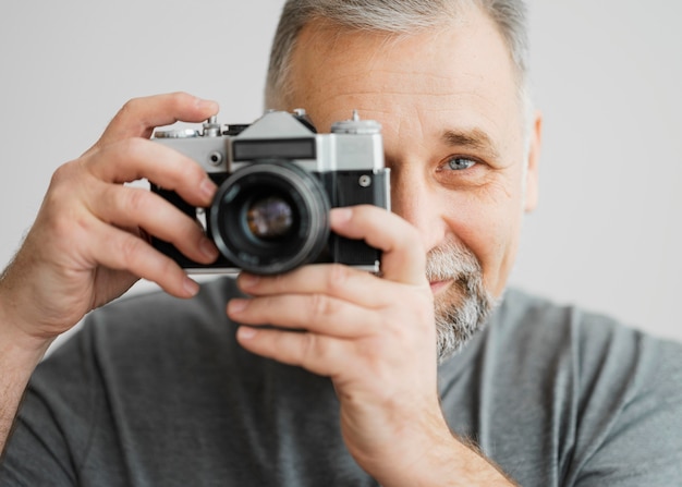 Photo homme barbu avec caméra
