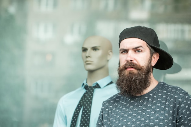 Homme barbu en casquette près de la vitrine