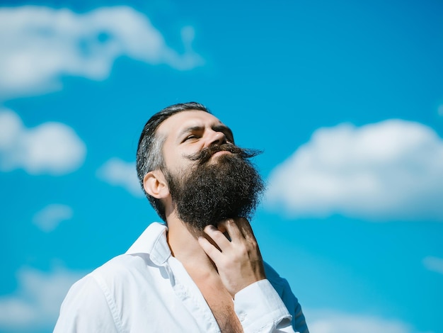 Homme barbu sur ciel bleu