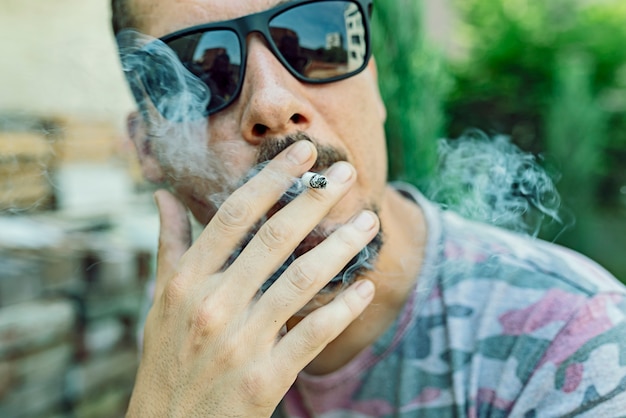 Homme barbu avec une cigarette