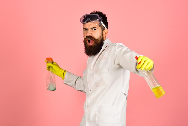 Photo homme barbu en colère avec du matériel de nettoyage homme avec de la mousse sur la tête isolé sur fond rose barbu