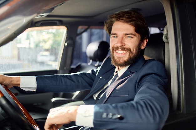 Homme barbu conduisant un voyage en voiture communication de style de vie de luxe par téléphone