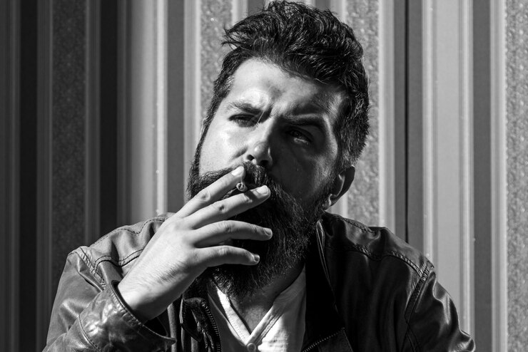 Photo homme barbu en costume et boire du cognac ou du whisky brandy