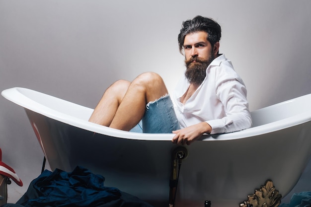 Homme barbu dans la baignoire