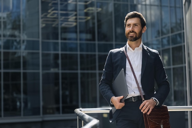 Homme barbu dans un costume élégant à la confiance