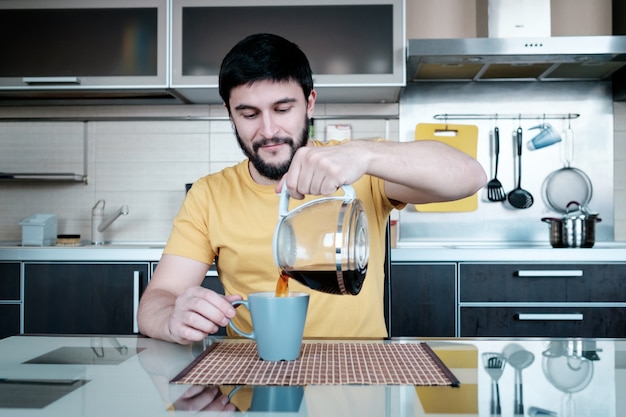 Homme barbu dans la cuisine