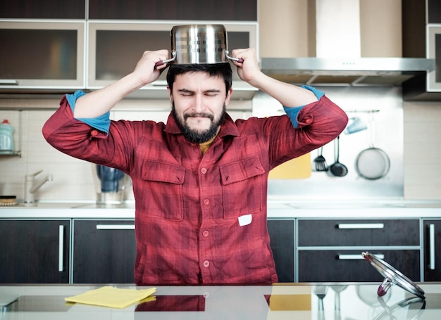 Photo l'homme barbu dans la cuisine