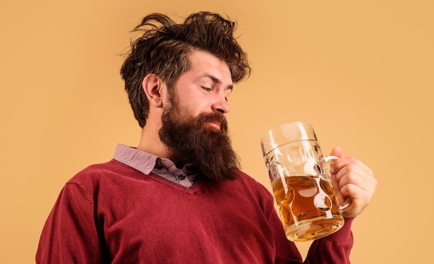 Homme barbu dégustation de délicieuses bières fraîches vacances oktoberfest boissons alcool concept de loisirs