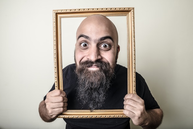 homme barbu drôle avec cadre doré