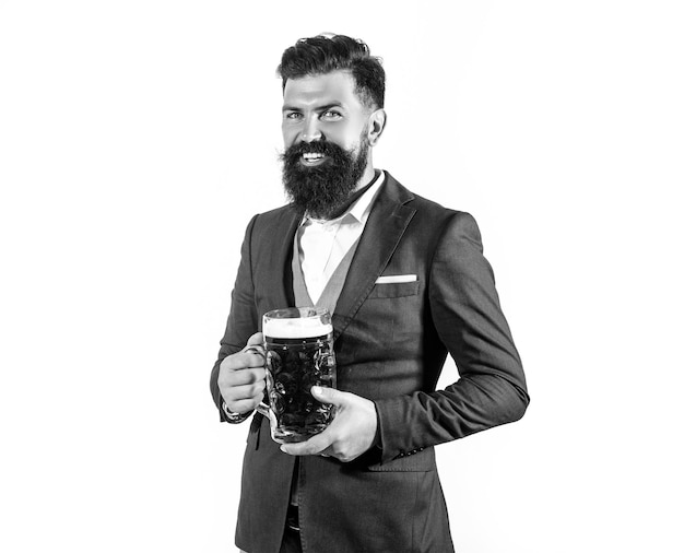 Homme barbu drôle en costume classique tenant un verre avec de la bière à la main homme souriant avec barman de bière