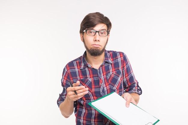 Homme barbu drôle avec des documents sur fond blanc