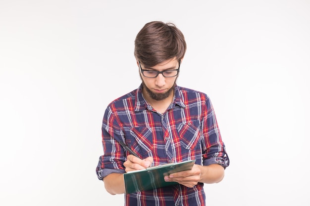 Homme barbu drôle avec des documents sur fond blanc