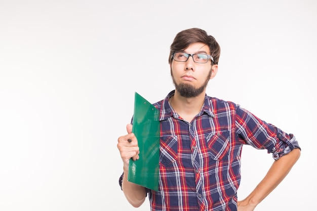 Homme barbu drôle avec des documents sur fond blanc