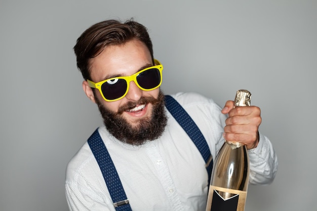 Homme barbu élégant avec champagne