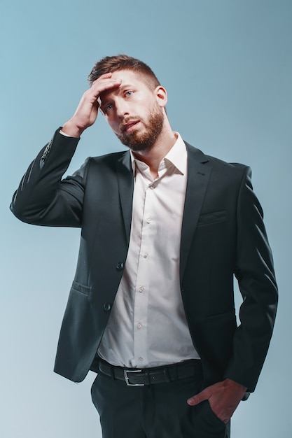 Homme barbu élégant en costume élégant