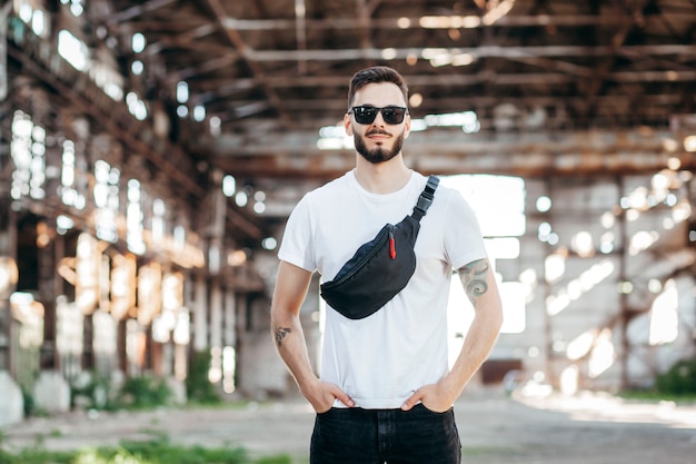 Homme barbu élégant avec sac de taille