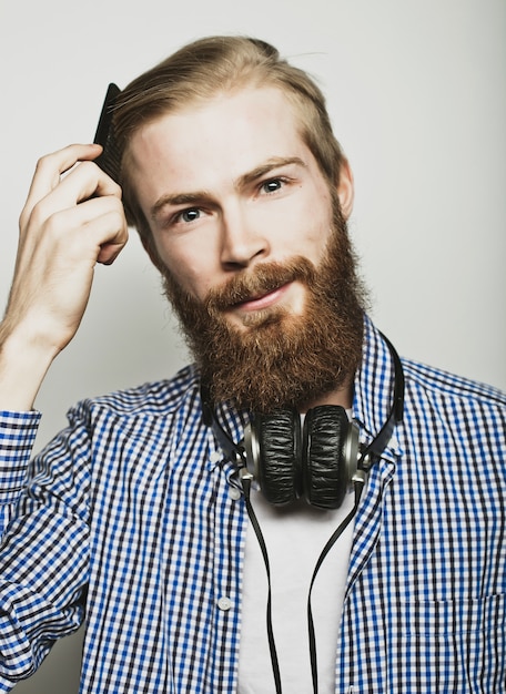 Homme barbu élégant