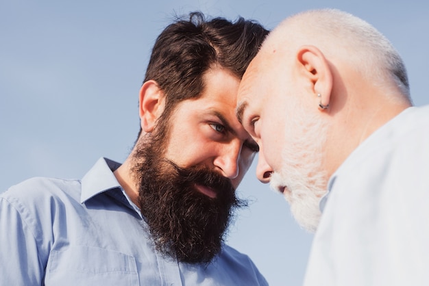 homme barbu face à un vieil homme barbu