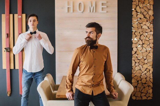 Homme barbu sur le fond d'un jeune homme pensant à un futur voyage