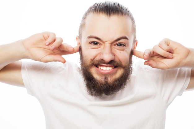 Homme barbu frustré