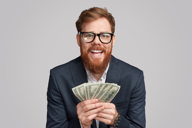 Homme barbu gai avec de l'argent