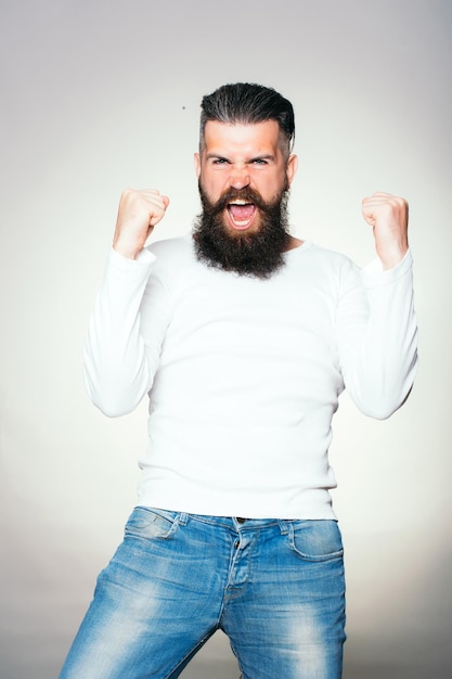 Homme barbu avec un geste oui heureux