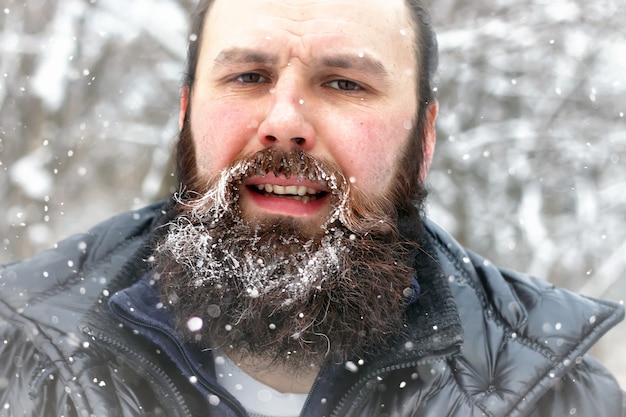 Homme barbu glace neige hiver