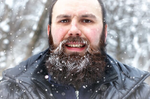 Homme barbu glace neige hiver