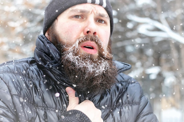 Homme barbu glace neige hiver