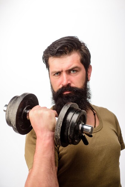 Homme barbu avec haltère lors d'un exercice fort beau sport homme faisant de l'haltérophilie