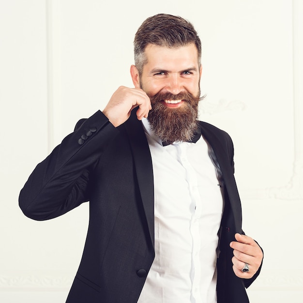 Homme barbu heureux et sourire