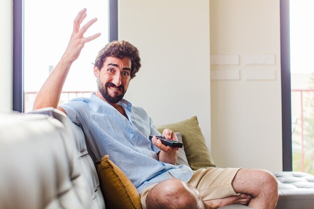 Homme barbu hurlant les mains en l'air, se sentant furieux, frustré, stressé et bouleversé