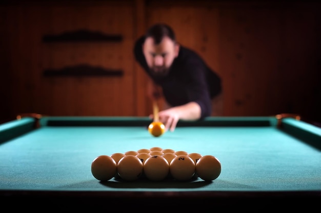 Billard Américain Piscine. Jeune Homme Joue Au Billard Dans Le