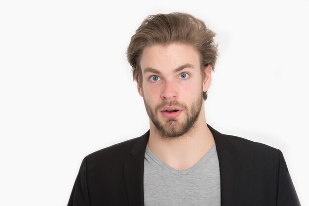 Homme barbu avec une longue barbe mal rasé homme d'affaires surpris avec des cheveux élégants en veste noire isolé sur fond blanc