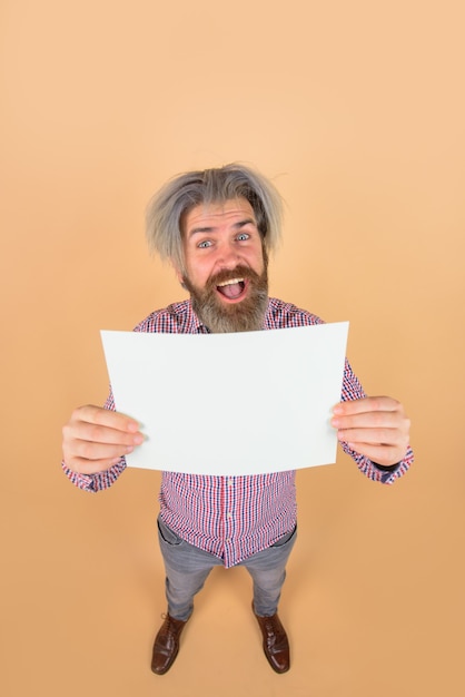 L'homme barbu montre l'espace de copie de panneau de publicité de vente de panneau vide pour la bannière publicitaire de remise de texte
