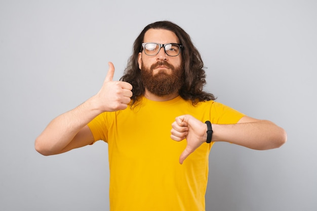 L'homme barbu ne peut pas décider s'il aime ou n'aime pas Studio shot