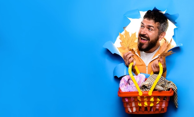 Homme barbu avec panier avec des vêtements chauds vêtements d'automne vêtements saisonniers vendredi noir