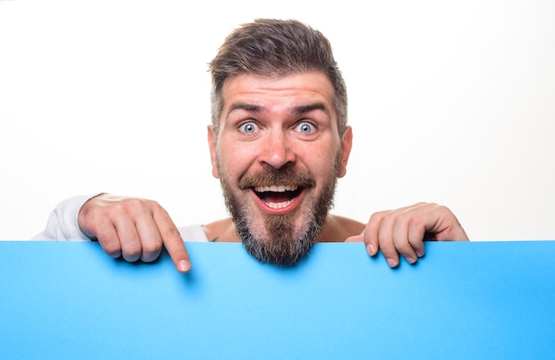Homme barbu avec panneau vierge homme souriant avec affiche vierge avec espace pour texte homme barbu