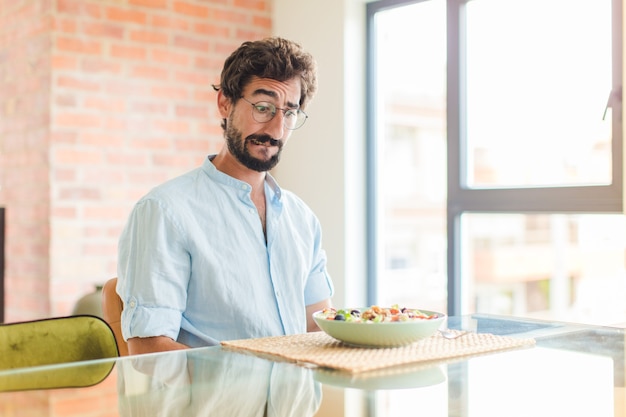 Homme barbu à la perplexité et à la confusion