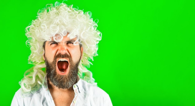 Photo homme barbu en perruque blanche homme hurlant avec barbe et moustache en perruque frisée mec en colère avec de longs