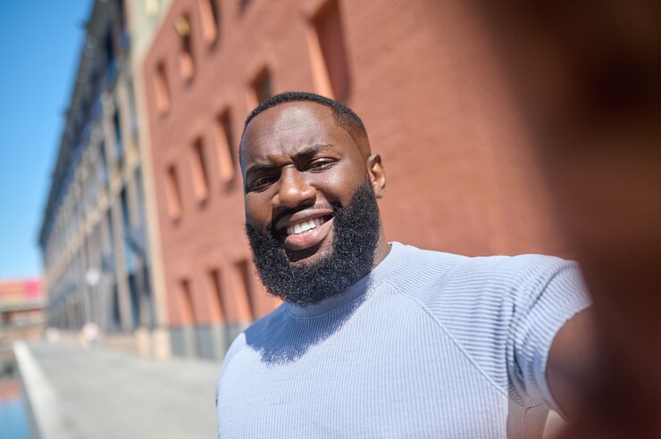 Photo homme barbu. une photo en gros plan d'un homme barbu à la peau foncée