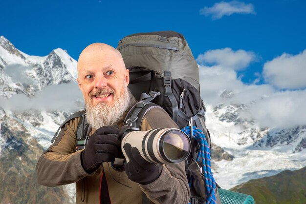 un homme barbu photographe touriste avec un sac à dos photographie la beauté