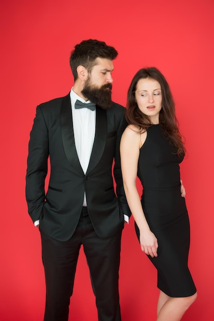 L'homme barbu porte une robe élégante de smoking. Événement ou cérémonie de visite. Couple de vêtements chics. Événement d'élite. Règles principales pour choisir des vêtements. Fête d'entreprise. Tous les codes vestimentaires noirs. Concept d'événement officiel.