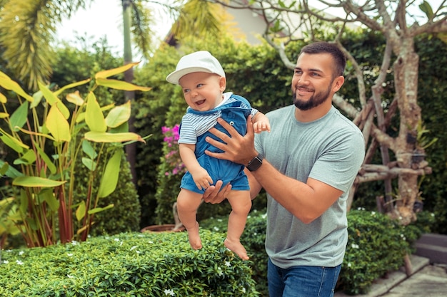 Homme barbu, porter, jeune garçon