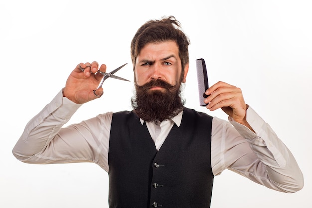 Homme barbu, portrait d'homme à longue barbe et moustache. Ciseaux de coiffeur et peigne pour salon de coiffure. Salon de coiffure vintage, rasage.