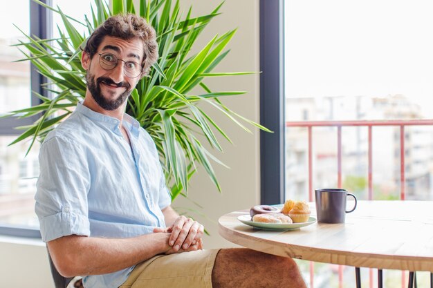 Homme barbu à la recherche de plaisir et agréablement surpris