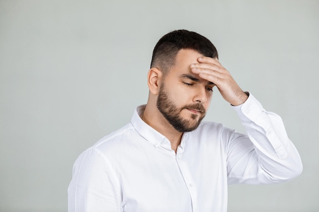 Homme barbu réfléchi pensant aux choses