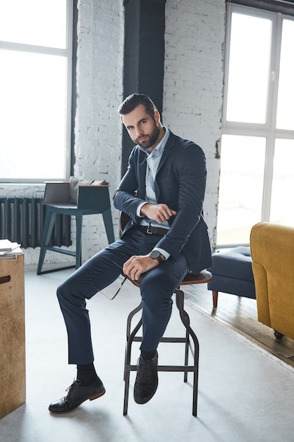 Homme barbu avec un regard très intéressant